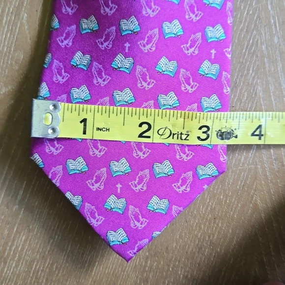 Prayer Hands and Bibles necktie - Picture 4 of 4